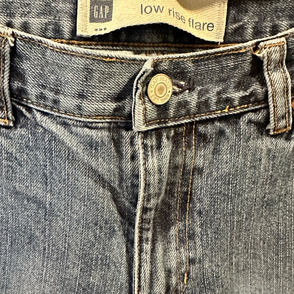 2004 Gap Low Rise Flare Jeans Size 8 31” inseam - Picture 3 of 6